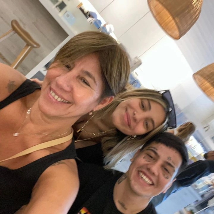 MAMA´-Y-HERMANA-DE-DUKI-720x720.jpg