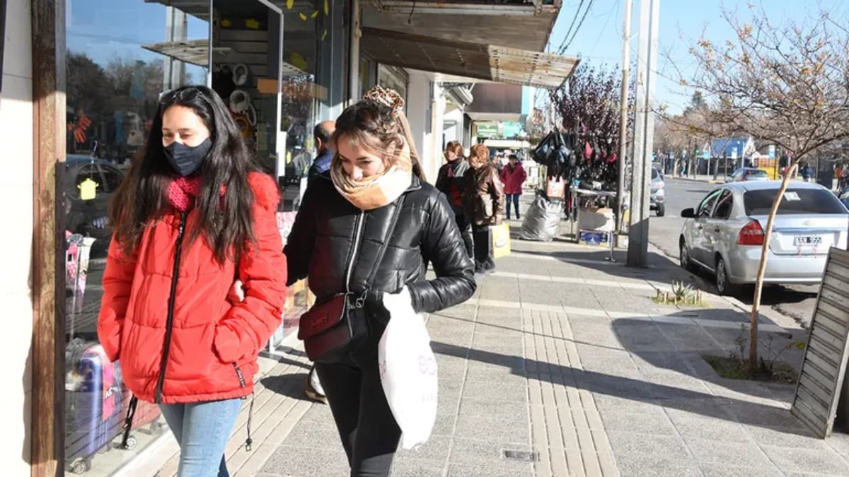 sfp-frio-clima-gente-circulacion-movimiento-centro-barbijos-5jpg