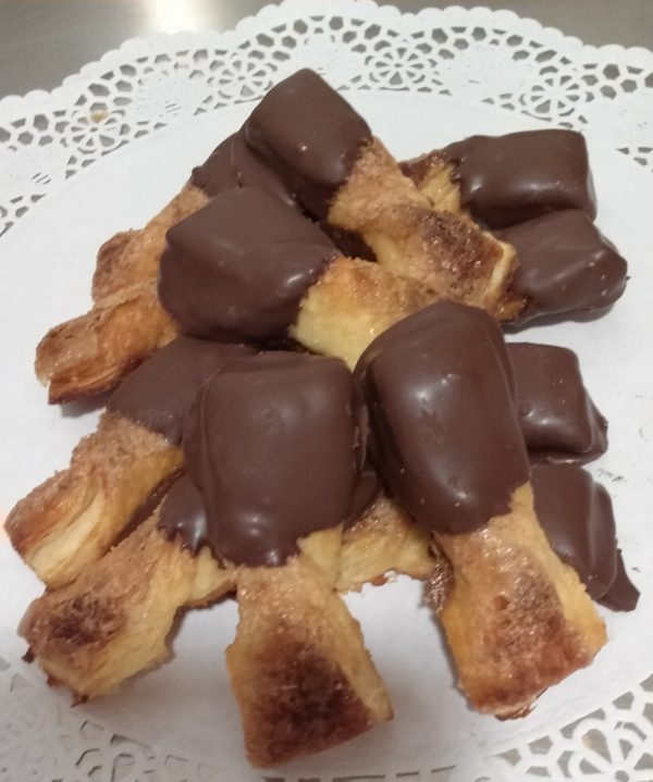 lacitos-de-hojaldre-y-chocolate-600x719