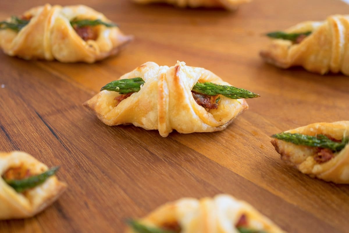 tapas-de-hojaldre-con-esparragos-y-tomate-seco-4