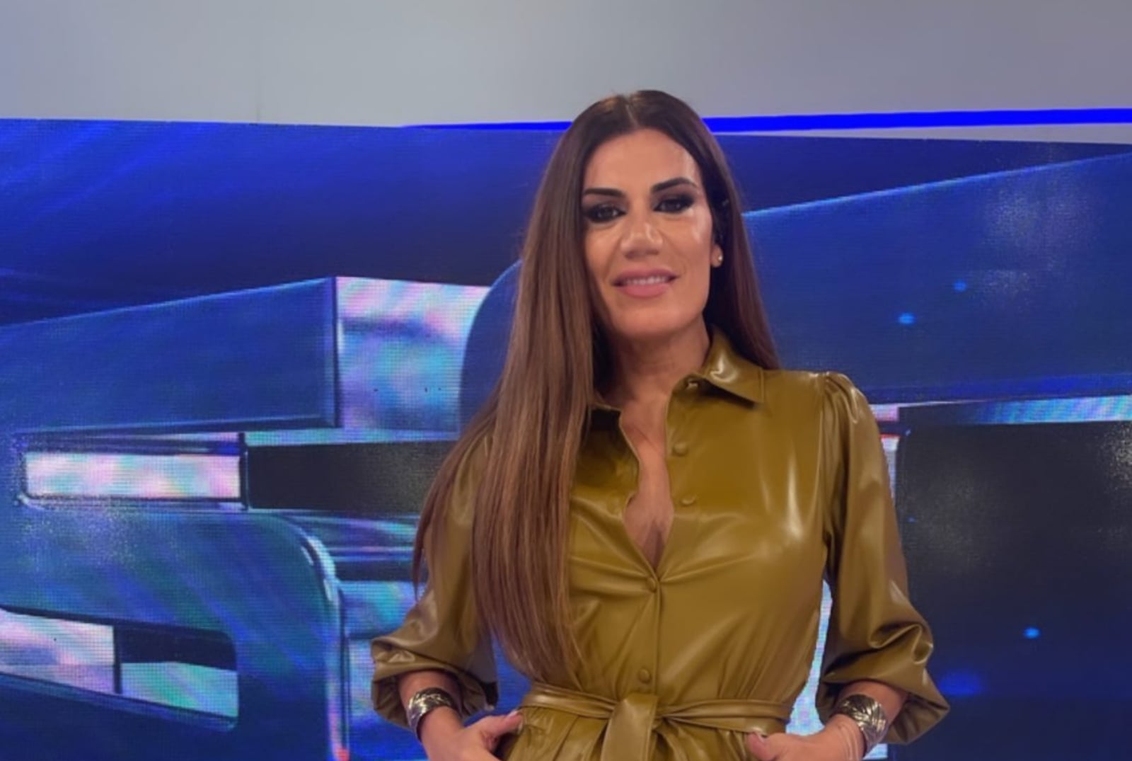 Flor-de-la-V-eligio-el-color-que-es-tendencia-esta-temporada-para-su-look-eco-cuero