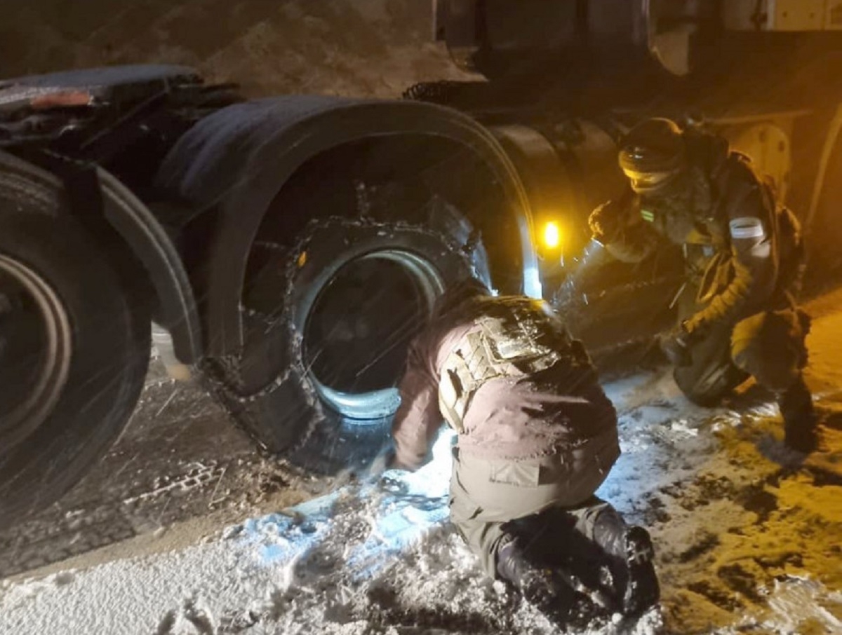 gendarmes_asisten_a_pobladores_y_usuarios_de_ruta_por_inclemencias_climaticas_9