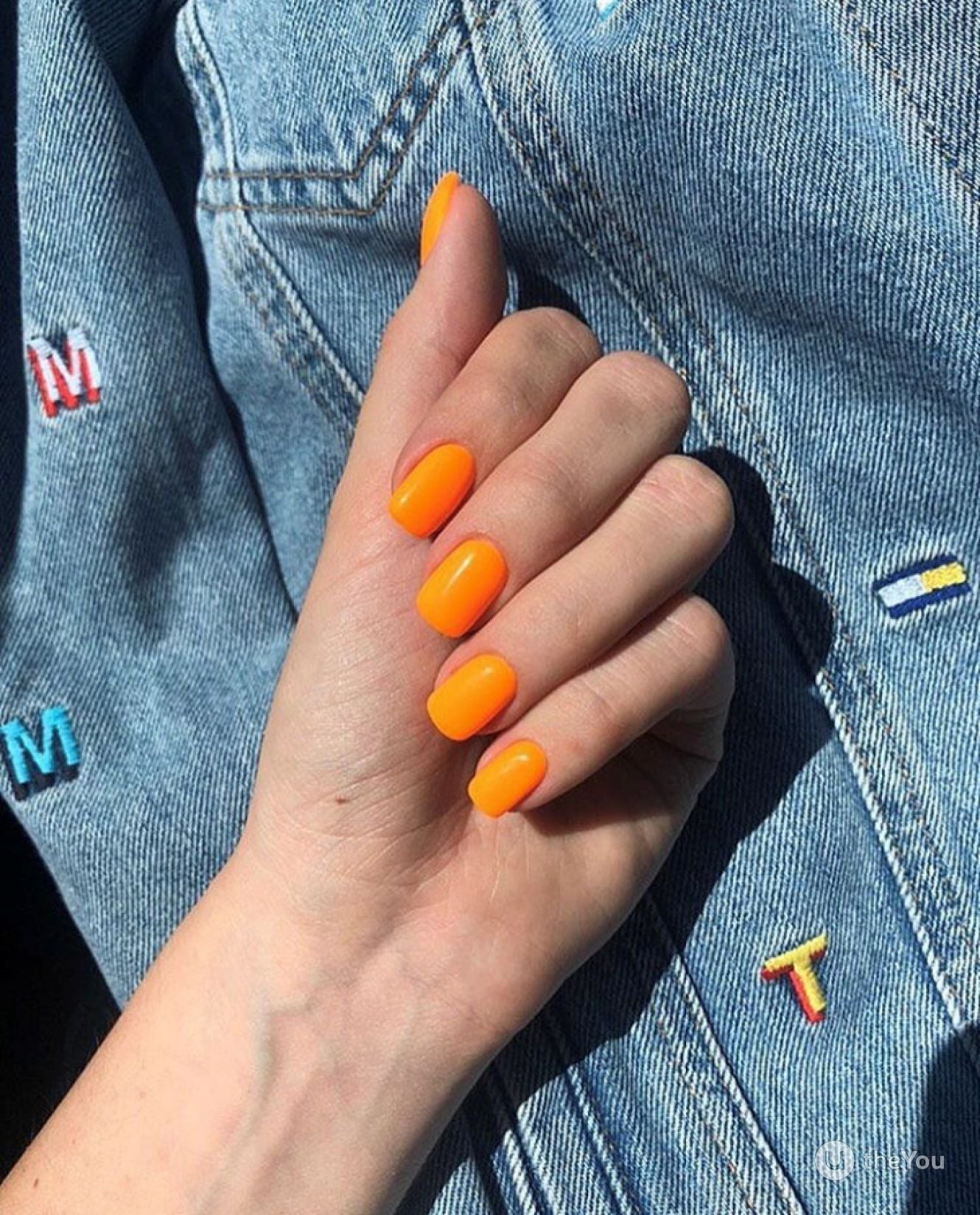 medium-neon-nails-water