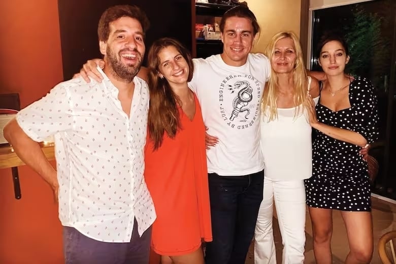 en-una-foto-familiar-con-los-mellizos-stefano-y-A2MBAADWNBBELH3NIAH7WN4FII