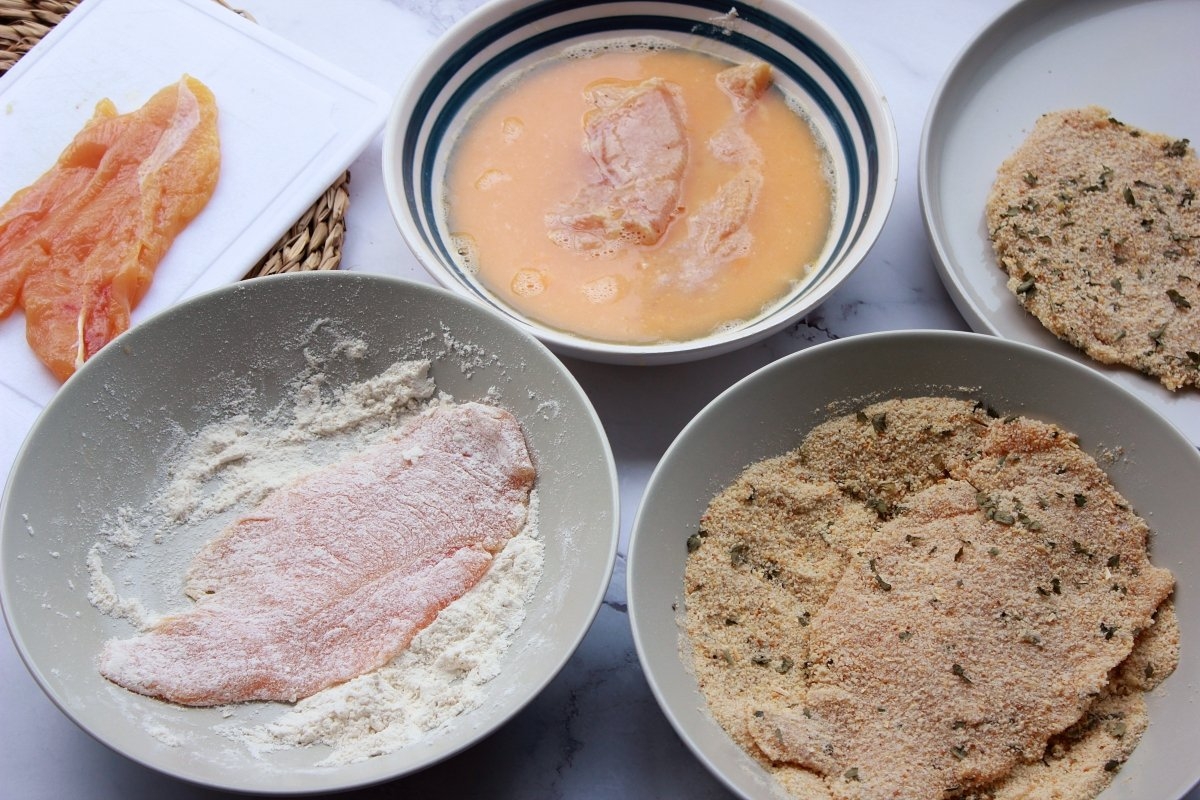 vista-del-proceso-de-empanado-de-las-milanesas-de-pollo