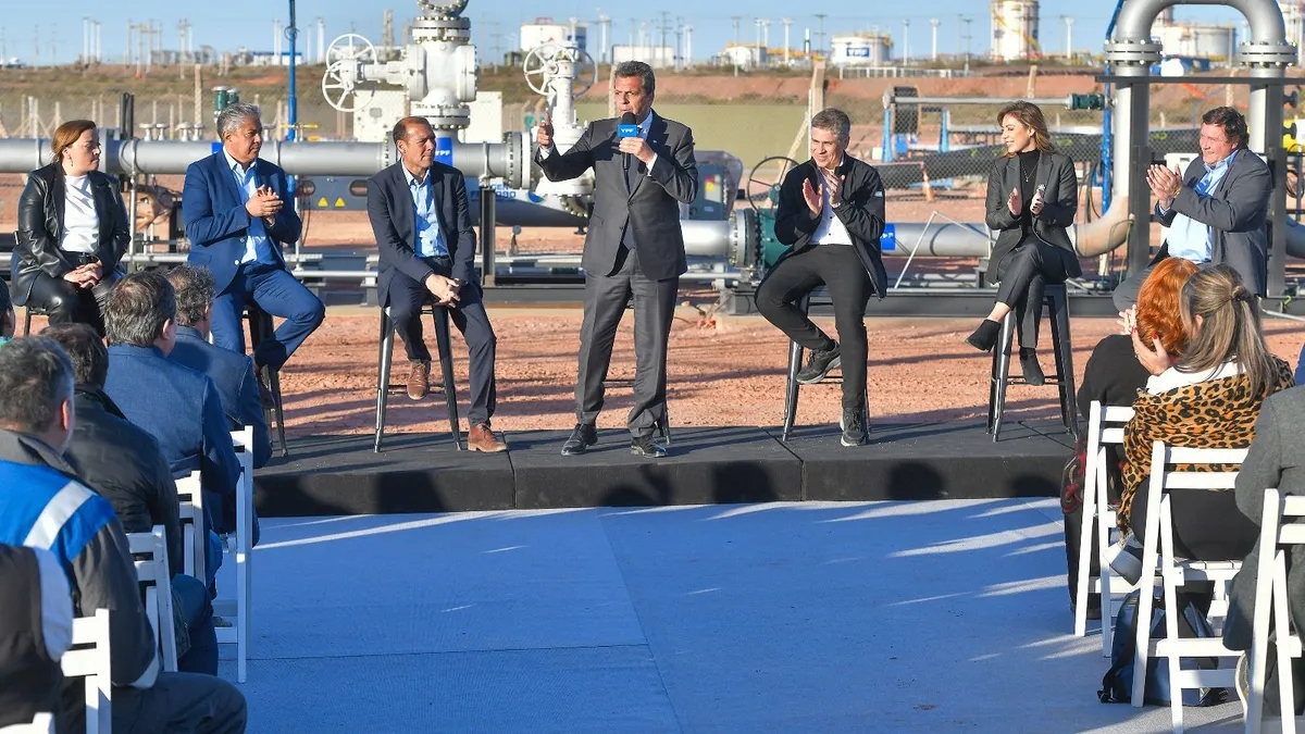 sergio-massa-anuncio-junto-gobernadores-y-empresarios-neuquen-el-nuevo-dolar-vaca-muerta-al-precio-del-ccl-foto-upjpg