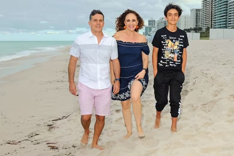en-familia-sabrina-posa-en-la-playa-de-miami-2C6CCJEYOZE2TFBIQOJOJADNYY