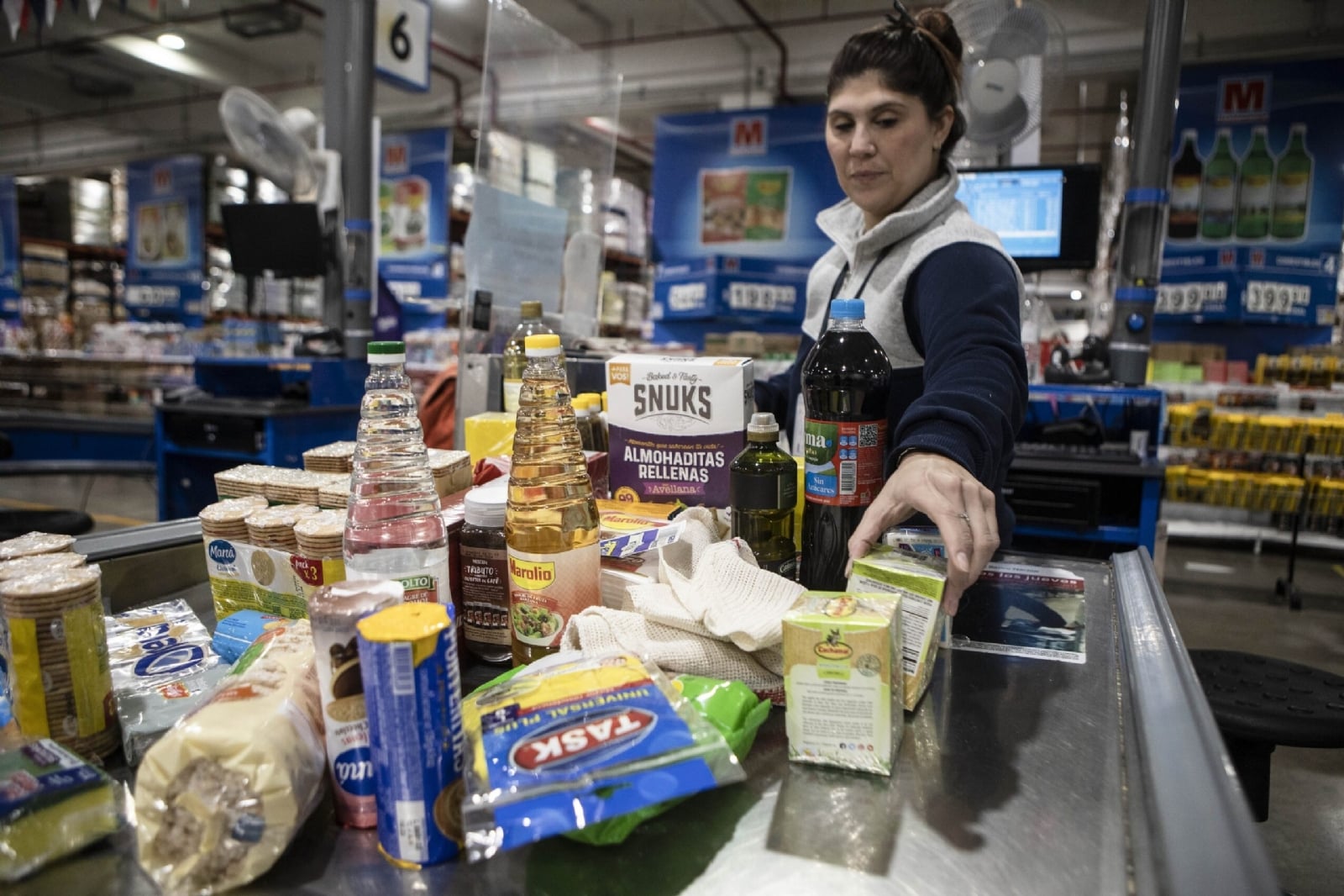 supermercado-cajera-scaled-1