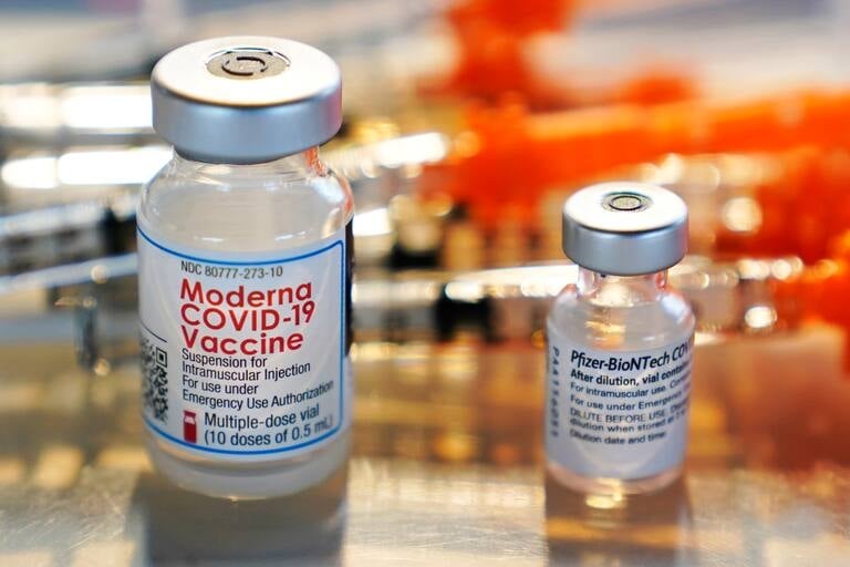 archivo-viales-de-las-vacunas-de-moderna-y-pfizer-E4MZBILBS5GEXEV42SRACMM77Q