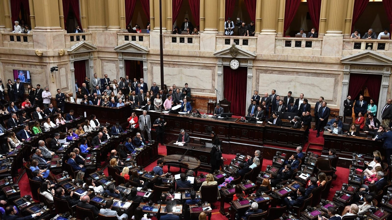 la-sesion-por-la-ley-omnibus-se-pospuso-hasta-el-martes-y-el-gobierno-sigue-negociando-los-articulos-clave