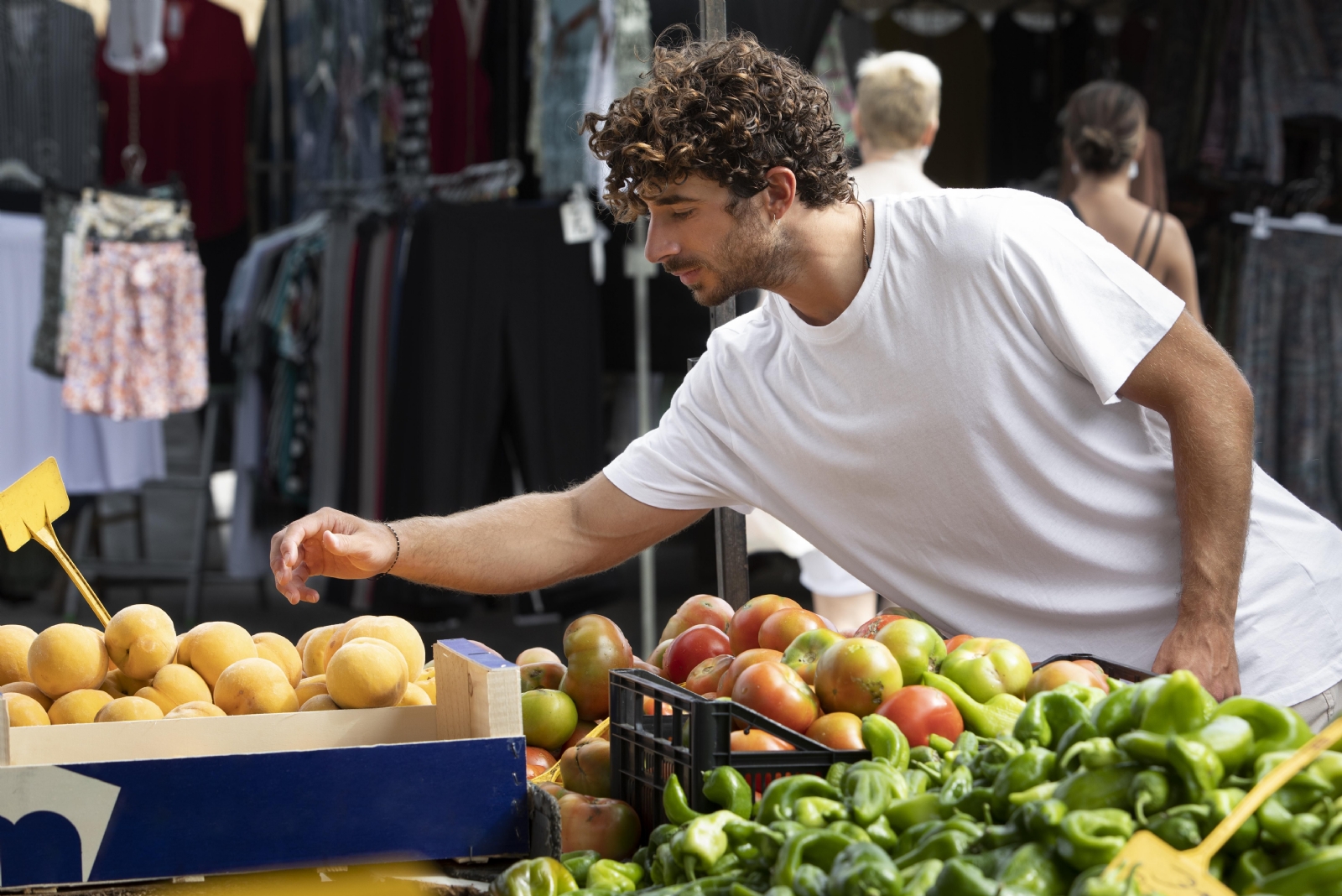 cerca-joven-mercado-alimentos