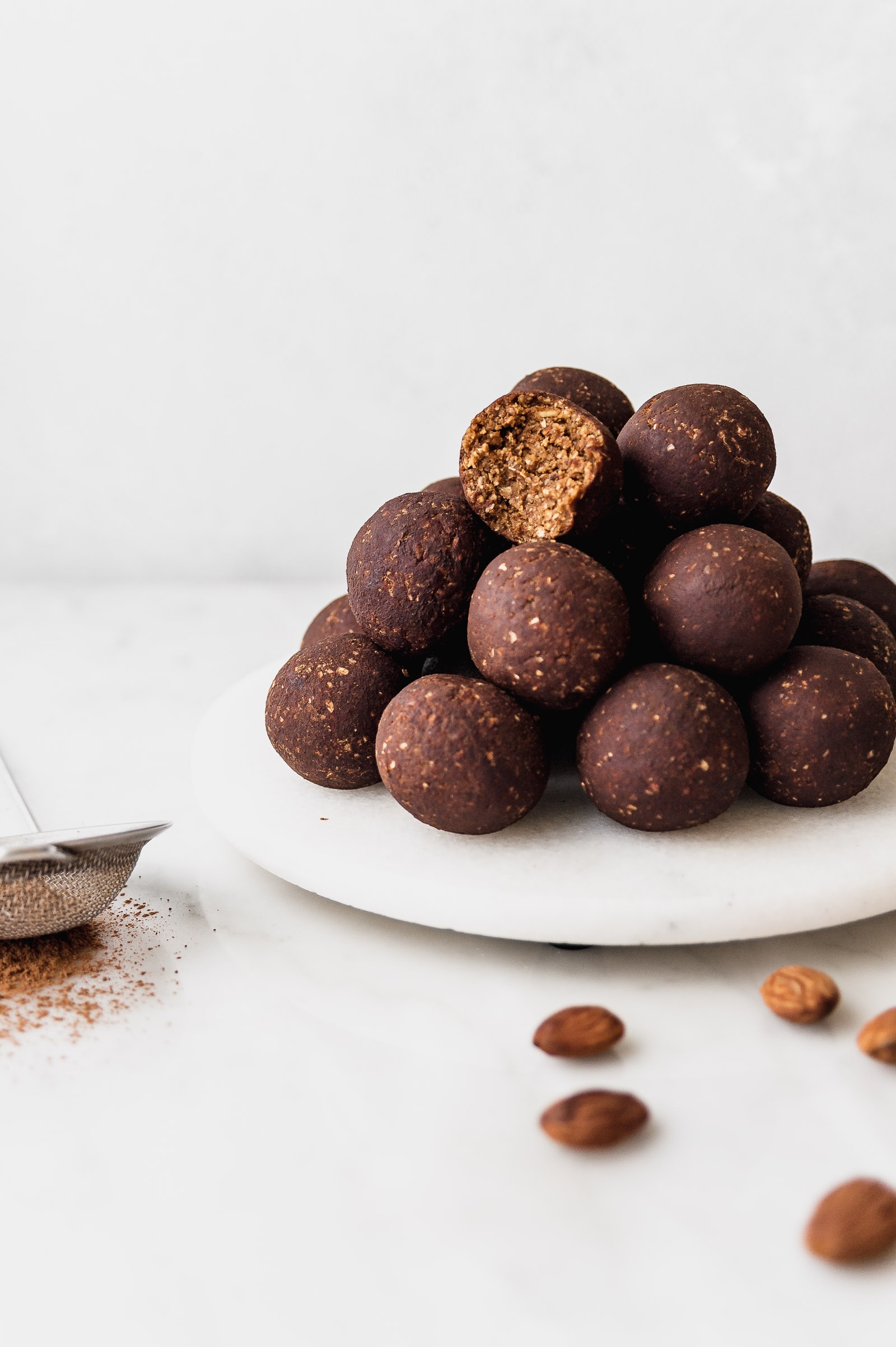 bolitas-energe´ticas-de-da´tiles-y-almendras-1