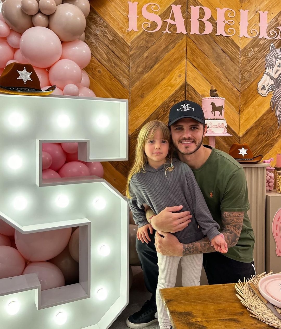 Feliz 8 Cumpleaños mi Princesa Isabella Hoy 27, celebramos otro año de tu vida y no puedo evitar sentirme tan feliz y orgulloso por el amor que siento por vos. Sos la más chiquita de la casa, pero tu presencia ilumina c-2