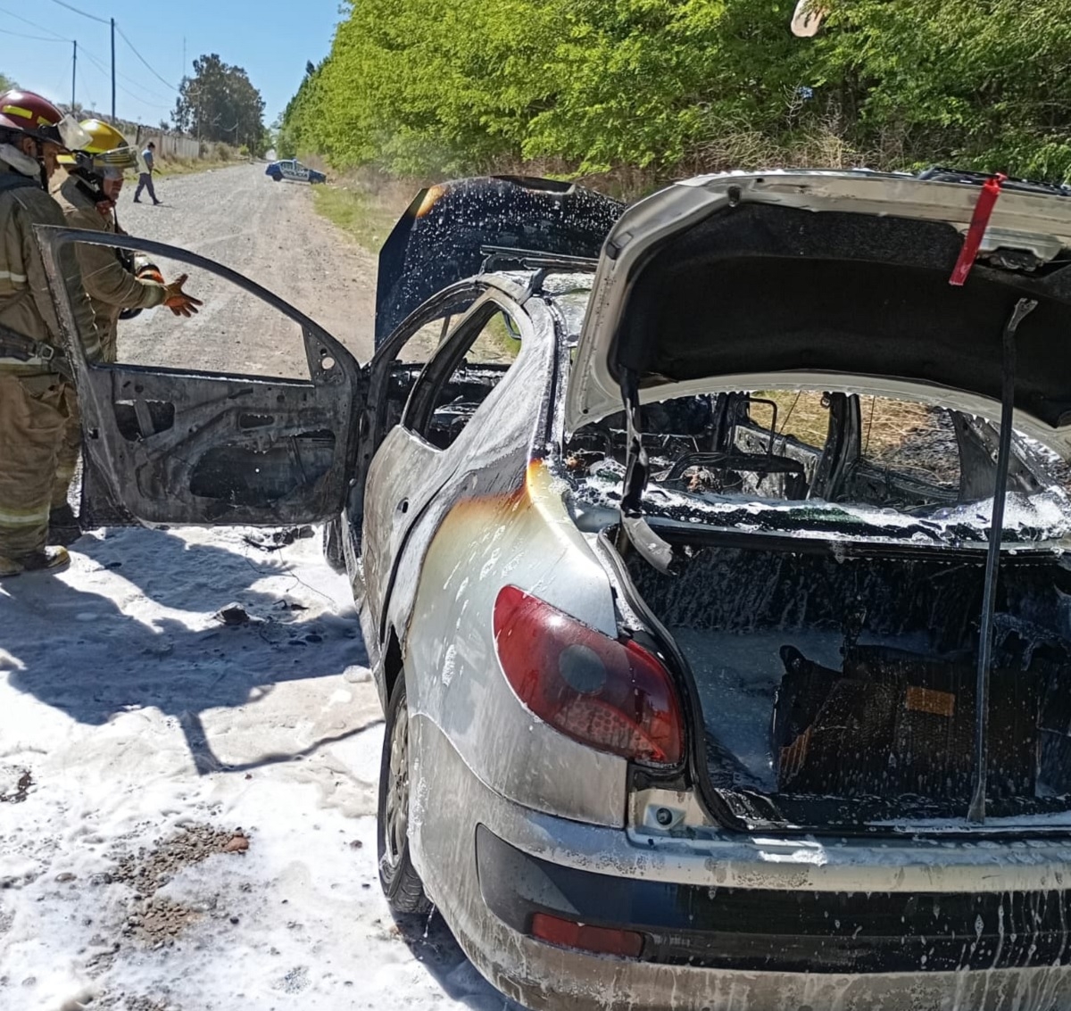 auto quemado y cadaver 1