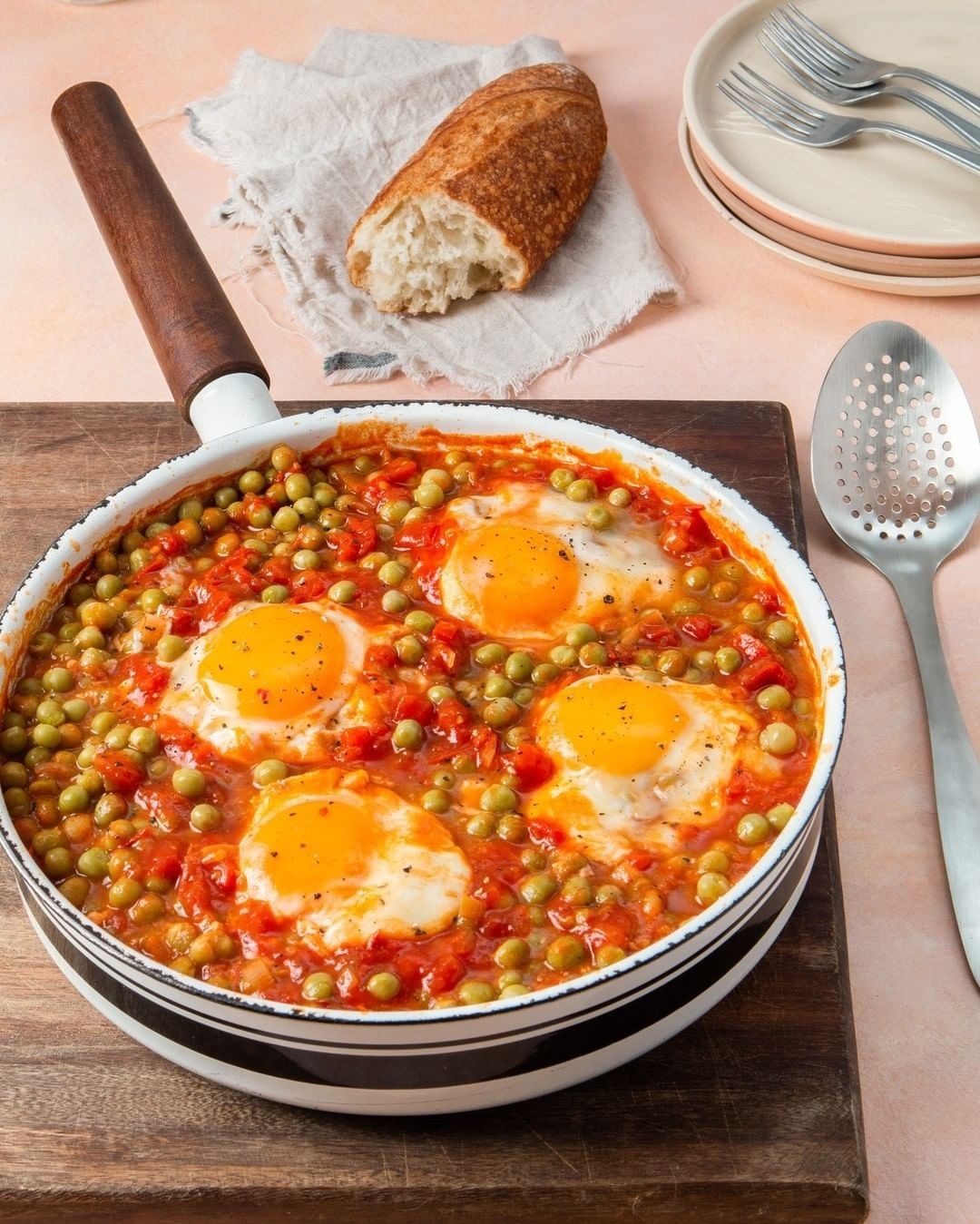 Guisado de arvejas con tomate y huevo, ¡no puede más de rico! ¿Hay algo más rico que mojar el pancito en el huevo Ingredientes-(Rinde 4 porciones)1 cebolla½ morrón 1 puerro50 cc de aceite de oliva1 lata de tomate cubete-1