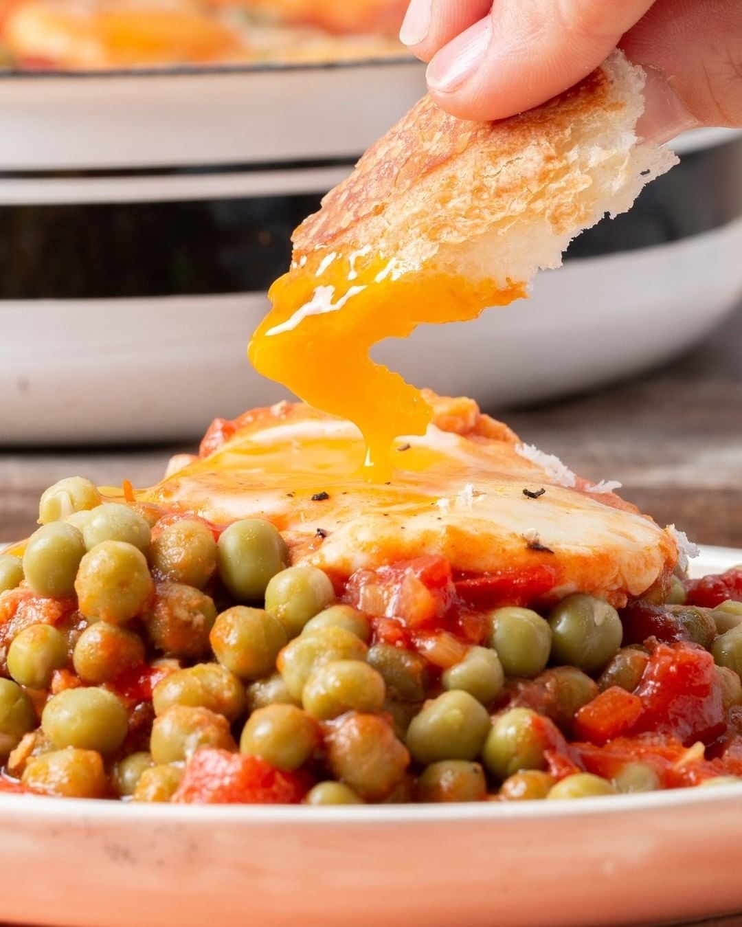 Guisado de arvejas con tomate y huevo, ¡no puede más de rico! ¿Hay algo más rico que mojar el pancito en el huevo Ingredientes-(Rinde 4 porciones)1 cebolla½ morrón 1 puerro50 cc de aceite de oliva1 lata de tomate cubete