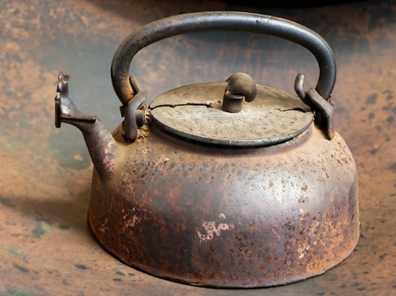old-iron-kettle-8109431_1280