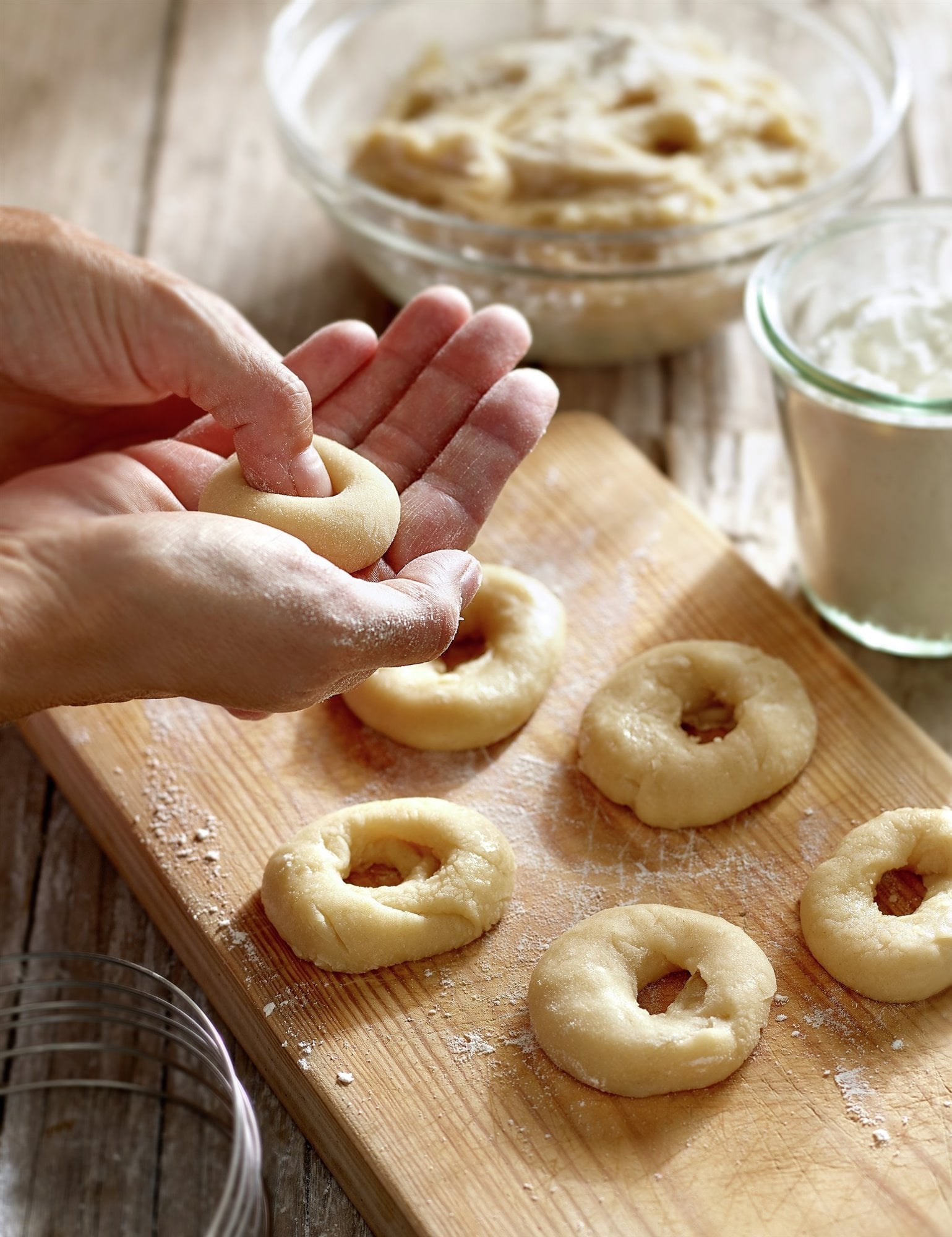 paso_a_paso_para_realizar_rosquillas_de_anis_con_chocolate_dar_forma_de_rosquilla_a_la_masa_1c79b7a9_1539x2000