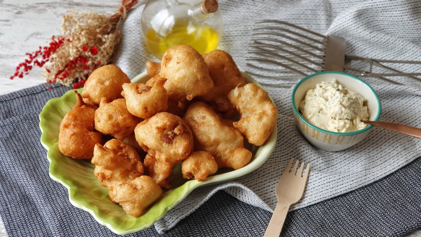 bunuelos-de-coliflor-con-salsa-gribiche-scaled