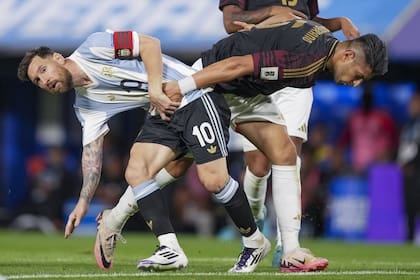 lionel-messi-se-enojo-con-carlos-zambrano-por-un-U4K75BSQXNBOVGHH2XPSHS6CTM