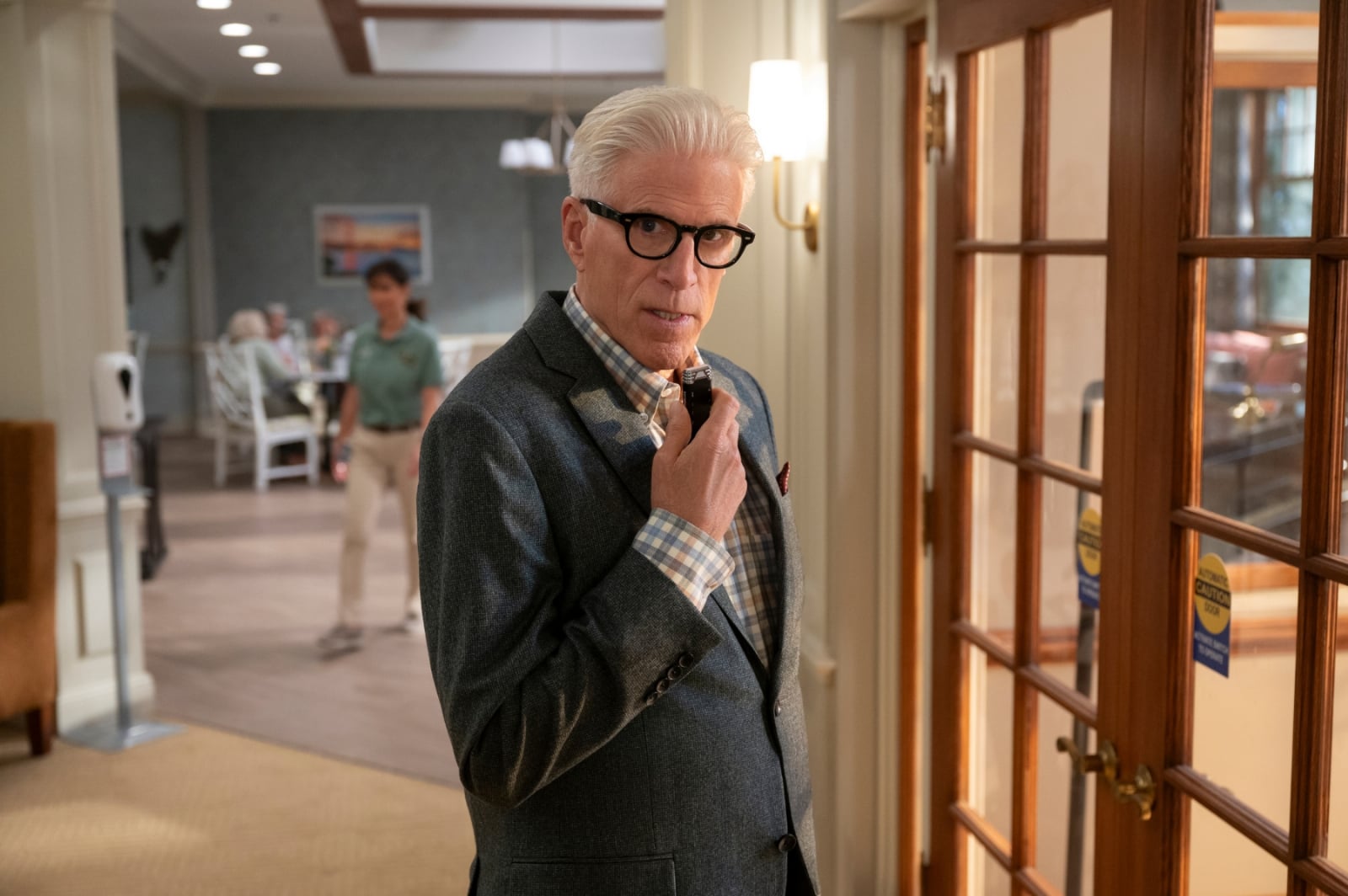 1116615-serie-a-man-on-the-inside-ted-danson-devient-une-taupe-dans-cette-comedie-d-enquete-sur-netflix