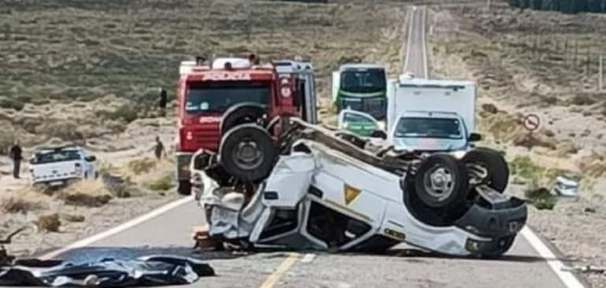 camioneta vialidad volcada