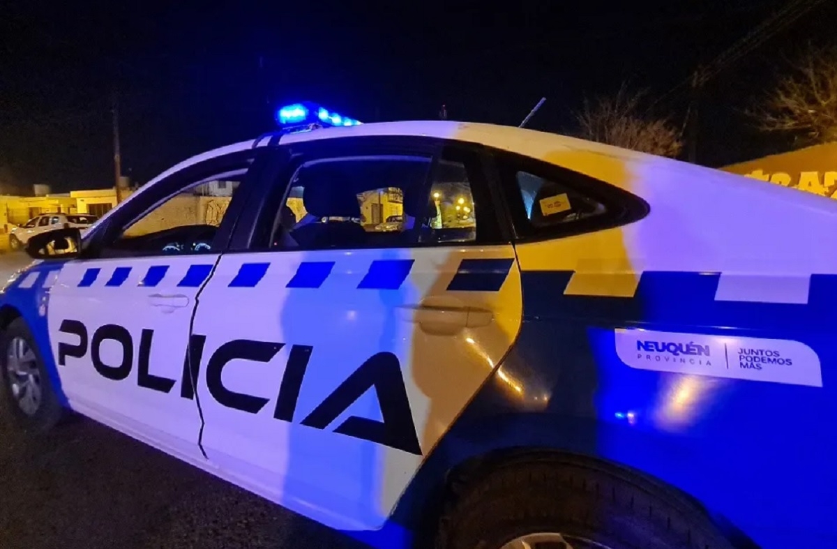 patrullero policial de noche