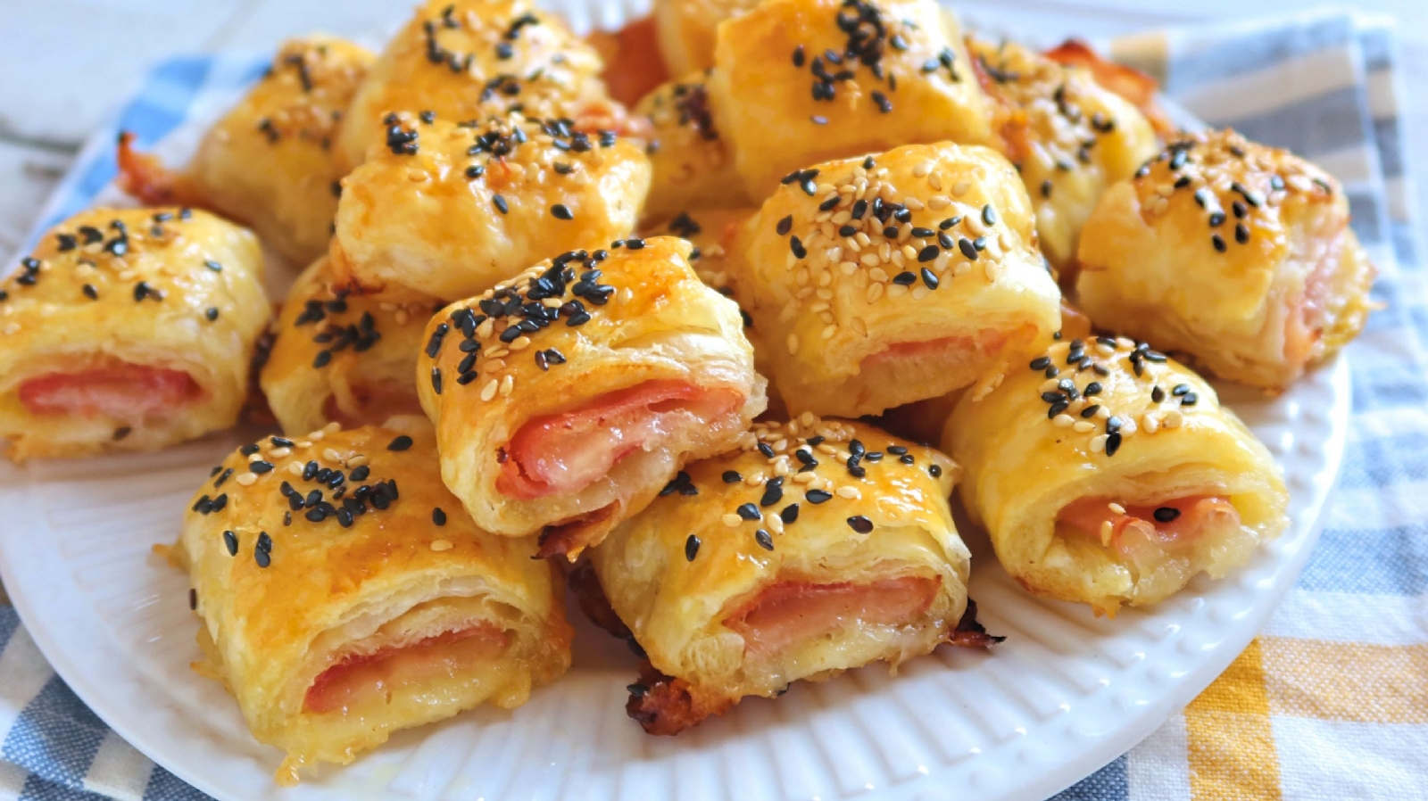 mininapolitanas-hojaldre-jamon-queso-scaled