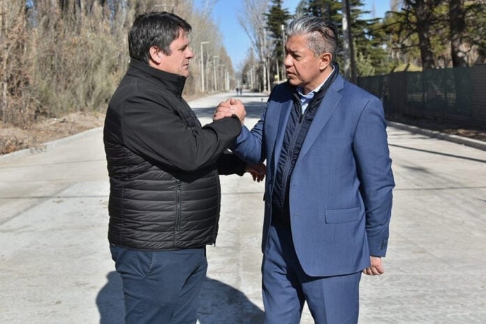 figueroa y gaido se dan la mano