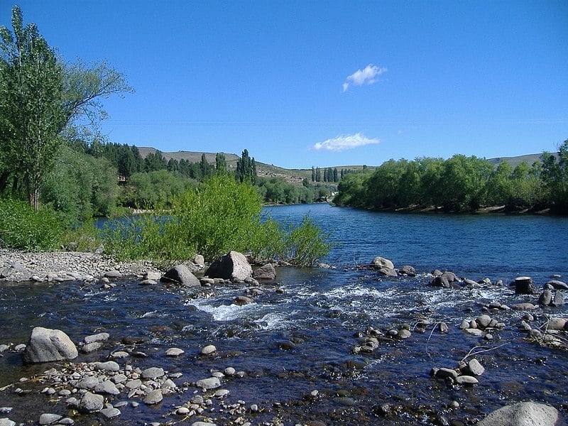 Confluencia_arroyo_Poi_Pucón_y_río_Aluminé_-_panoramio