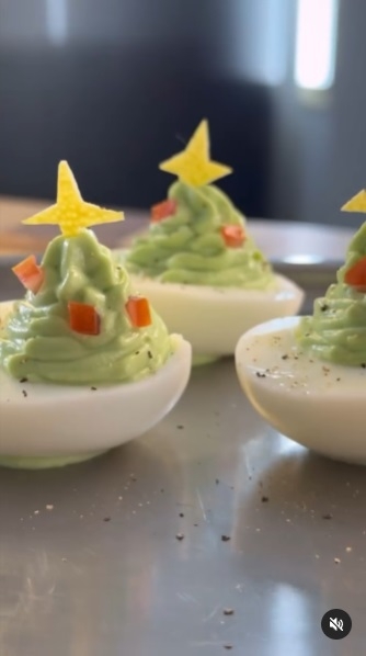 Huevos rellenos navideños 1