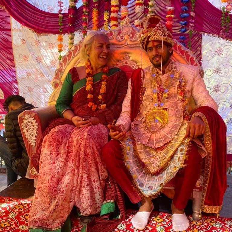 Ayer se caso mi amigo @dharmendra.jethuri.7 (en la foto vestido de novio). Se caso como la tradicion #gharwali lo indica (es la cultura de la provincia donde vivo, #Uttarakhand). Fue una hermosa ceremonia y su novia