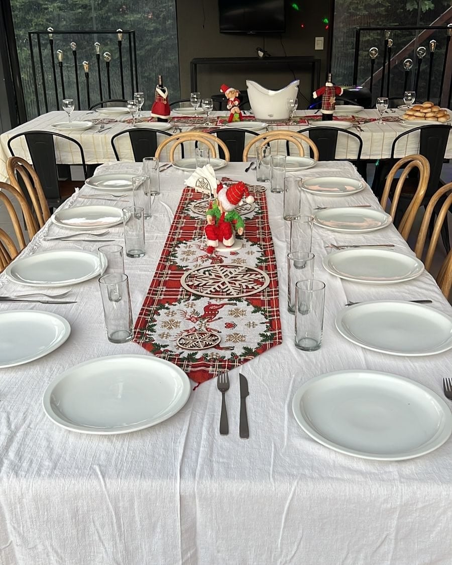 Asi fue Nuestra Navidad .FELIZ NAVIDAD PARA TODOS USTEDES QUE NOS ACOMPAÑAN HACE TANTOS TANTOS AÑOS! Gracias por SU cariño siempre. Que les espere un año hermoso lleno de amor, progreso y sobretodo Salud. Los queremos f