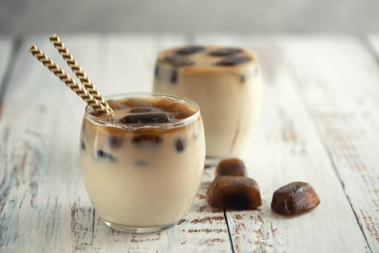 coctel-cafe-leche-vasos-cubos-cafe-congelados-mesa-madera-clara-vista-lateral_222251-284(1)