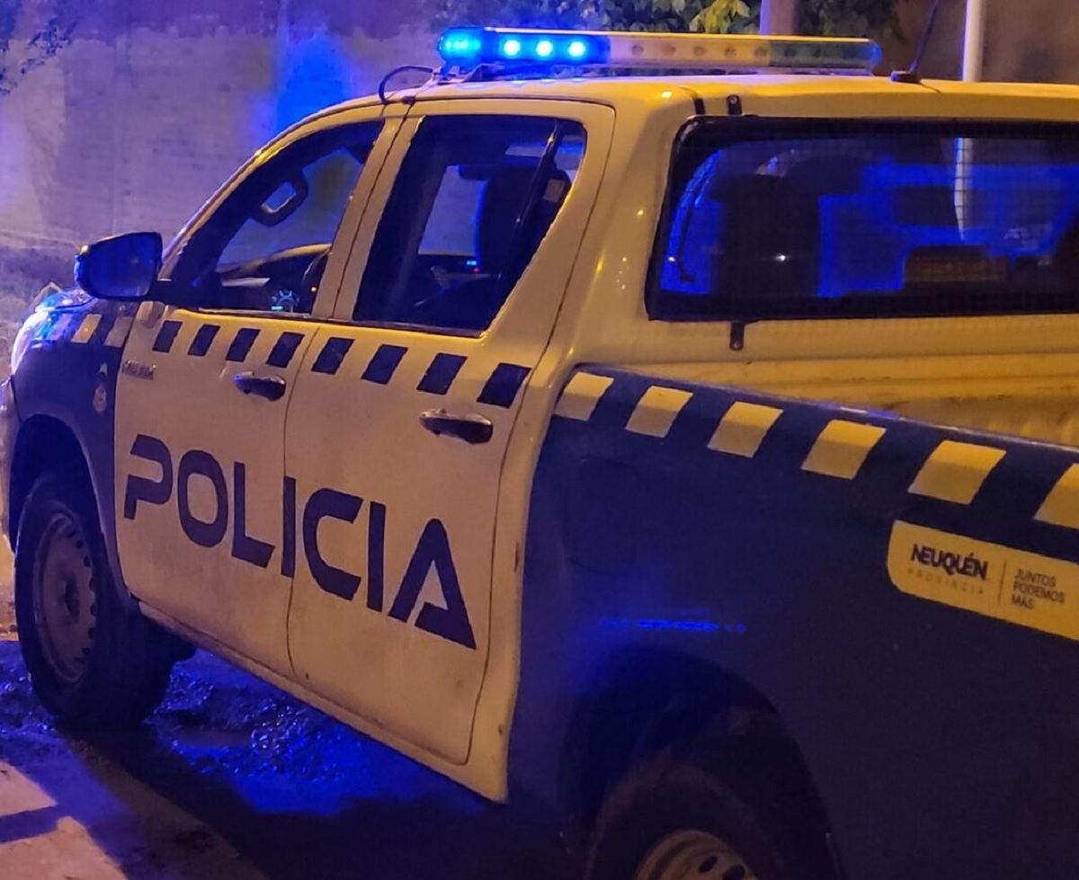 camioneta policial noche