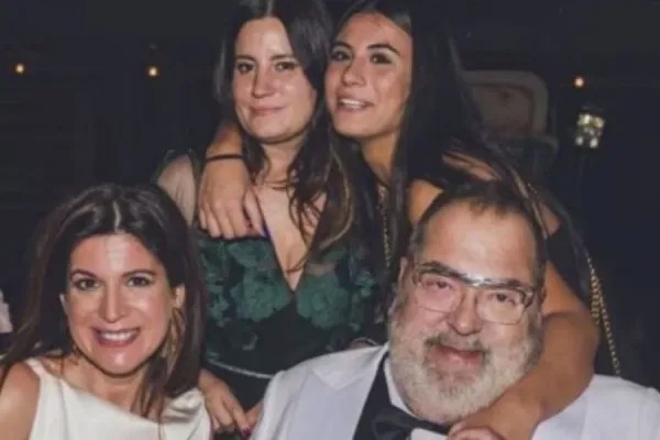 600x400_barbara-lola-hijas-jorge-lanata-junto-padre-actual-esposa-elba-marcovecchio-dia-casamiento-1