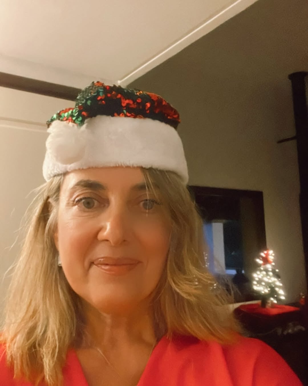 Feliz Navidad a todos los que pasan por aquí Sin filtro-con filtro (sin una gota de maquillaje en ambas) cuando volví de misa porque lo importante estaba ahí .