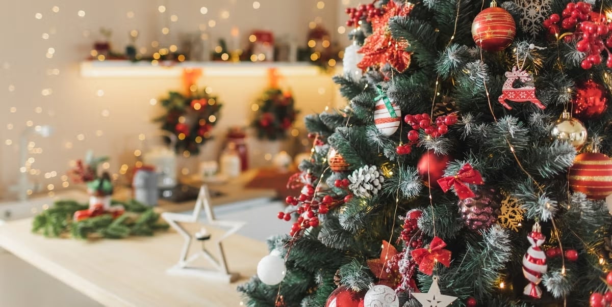 christmas-cozy-kitchen-with-christmas-decorations-royalty-free-image-1729518573