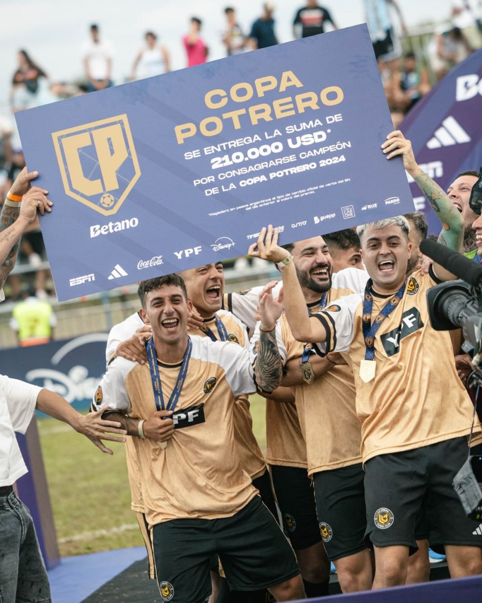 el-premio-que-gano-el-conjunto-de-mauro-zarate-al-ganar-la-copa-potrero-foto-ig-lacremafutbol-KFVR3UAQBJFDBBEQ6MEIMAOC2A