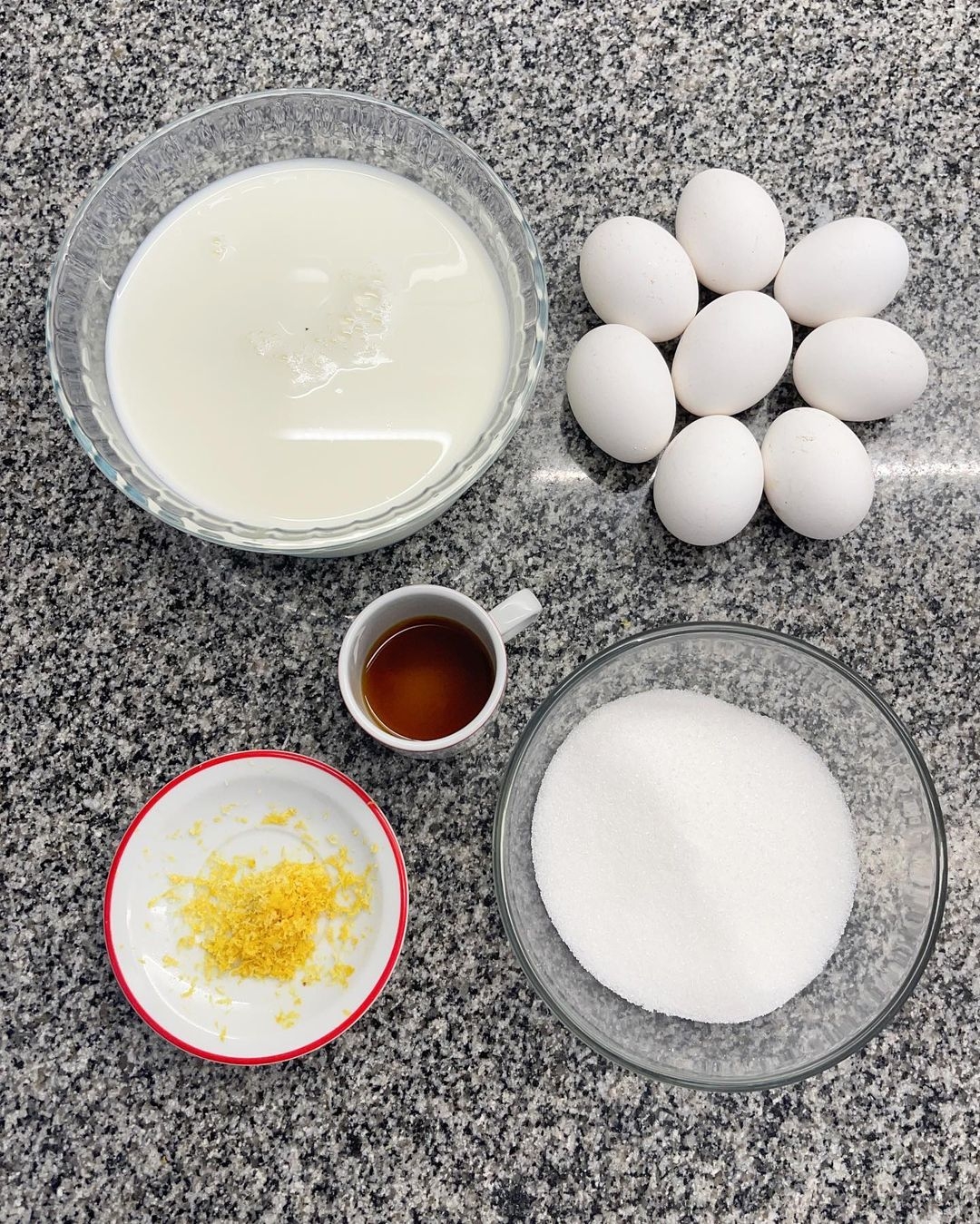 Siempre que les muestro que como   Flan casero   de mi abuela   , me piden la receta. Así que decidimos hacerles el paso a paso para que se la guarden!   Con estas cantidades sale un flan como el de la fo (1)