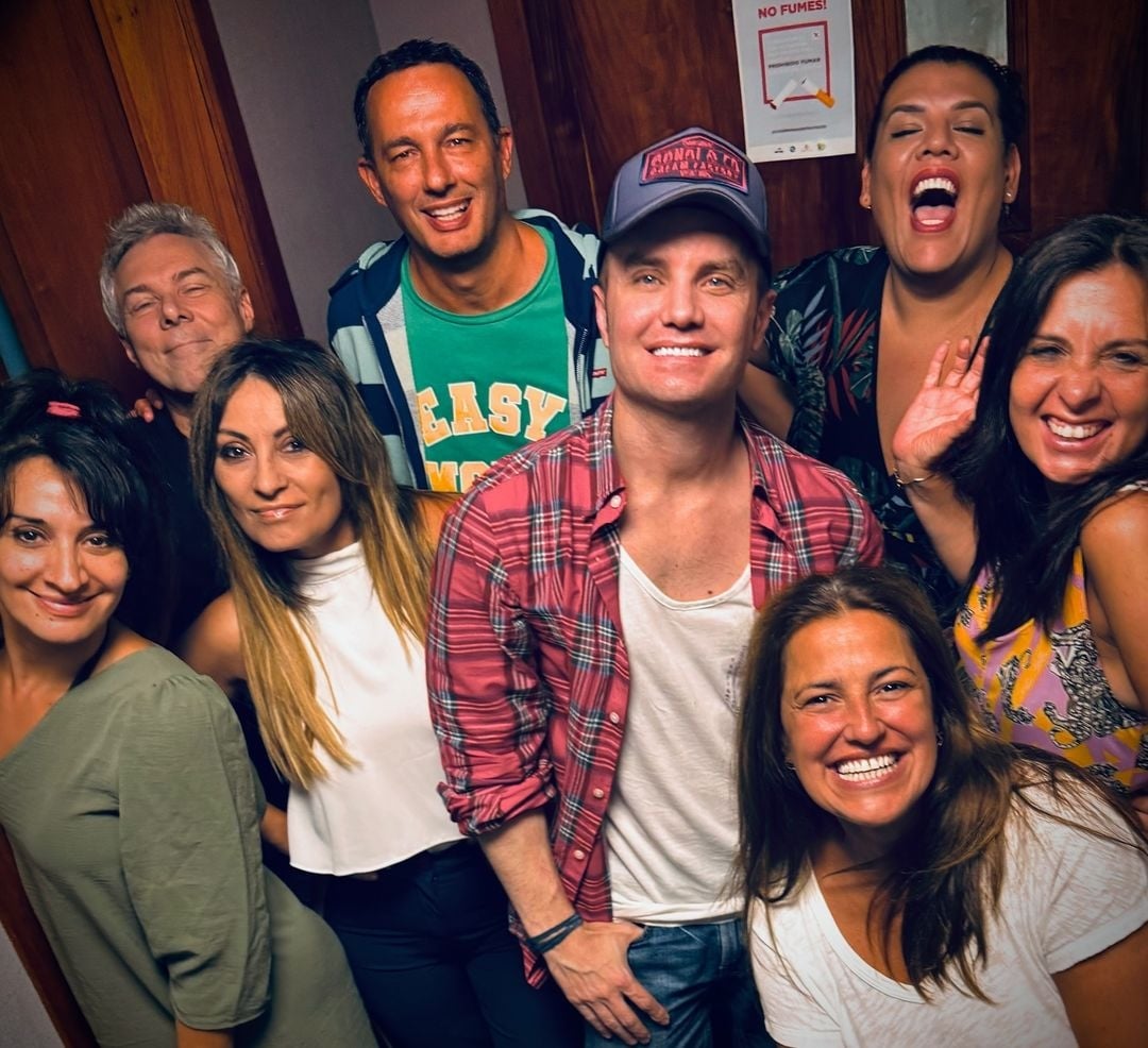 Buen día!!!! Acá estamos con cara de dormido@sss jaja pero a pleno a darlo todooo en #ELCLUBDELMORO de 5-30 a 10AM en FM 99.9 la @la100fm Gracias por estar ahí siempre!!! Y hacer junto a nosotros el programa N