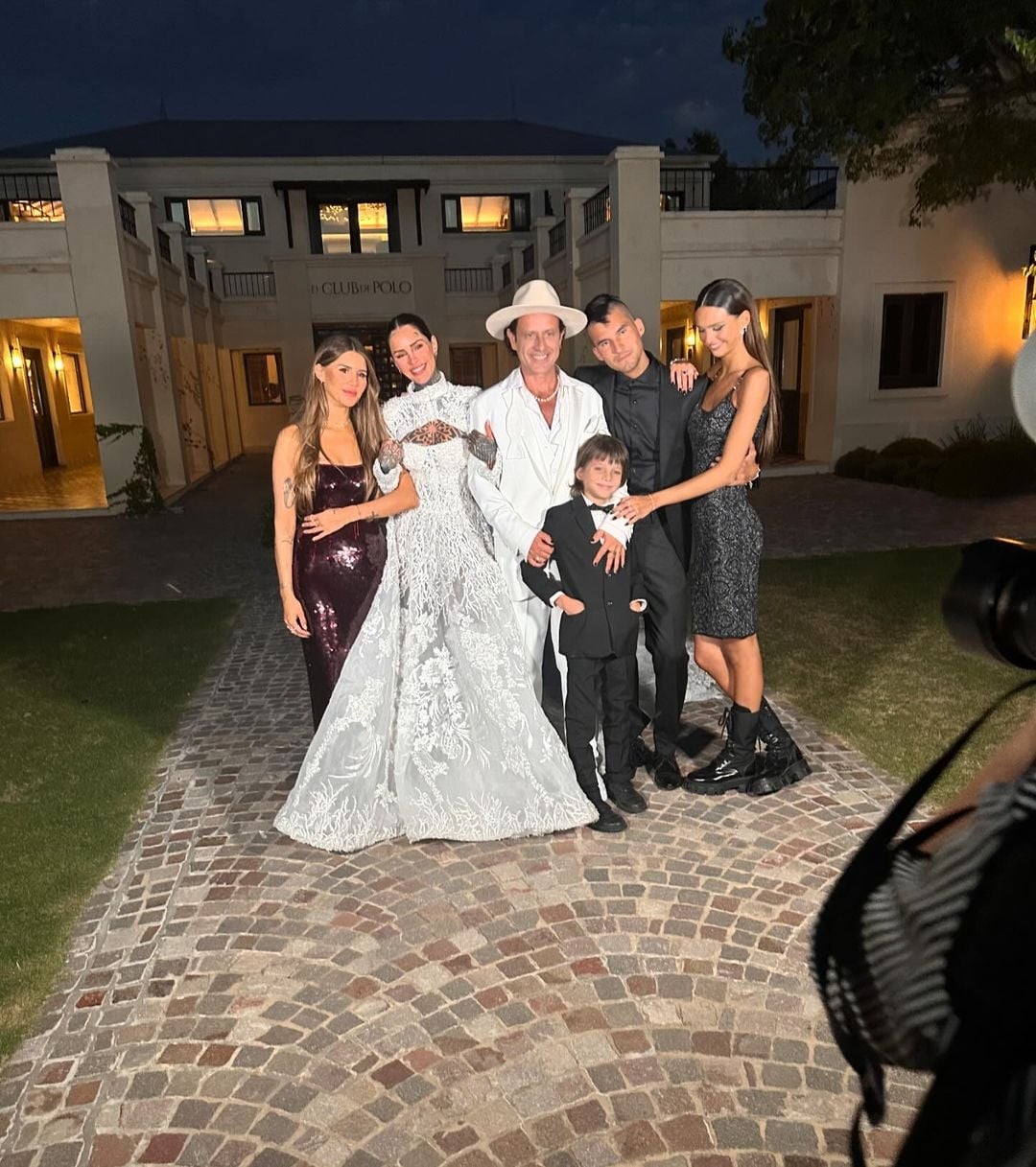 Amo+profundamente+a+mis+5+hijos.+Estoy+intensamente+pleno+y+feliz+de+haber+estado+en+la+boda+de+mi+amada+Rubi,+@candelariatinelli+,+con+mi+queridísimo+yerno+@cotioficial+.+Esta+foto+de+todos+juntos,+me+fascina+@micatine