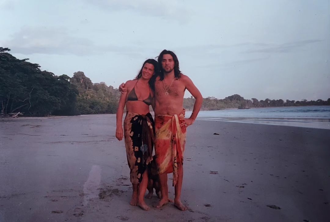 Con+@diegolinares171+,+el+papá+de+mis+hijos,+en+nuestra+playa+favorita+de+Costa+Rica,+en+los+largos+años+de+retiro+que+tuve+la+osadía+de+realizar.+Diego+Linares+es+un+pintor+excepcional+y+terminó+quedándose+allá,+siendo