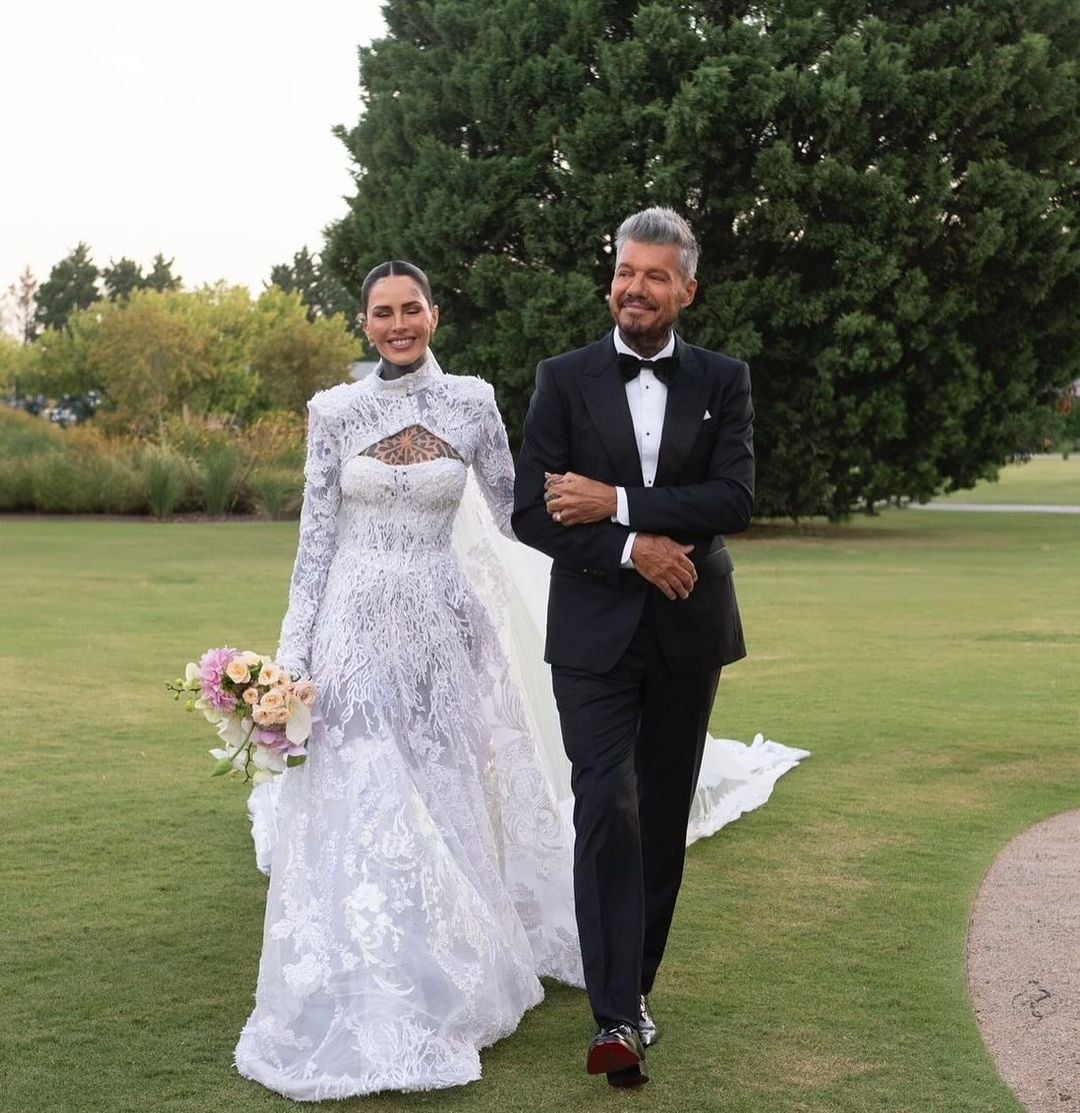 Uno de los momentos más felices de mi vida. Entrando a mi hija @candelariatinelli al altar, para su casamiento con @cotioficial