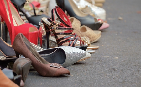 53183729-vista-de-viejos-zapatos-de-tacón-alto-en-la-calle-en-el-mercado
