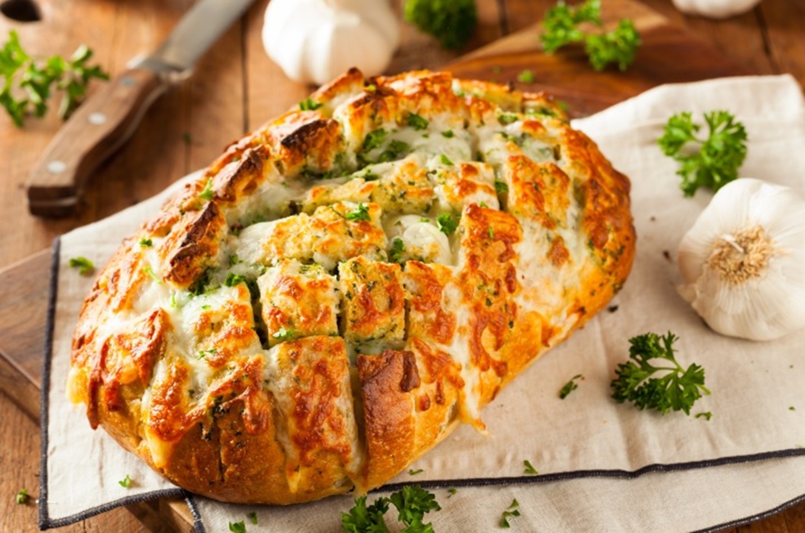pan-relleno-de-queso-perejil-y-ajo