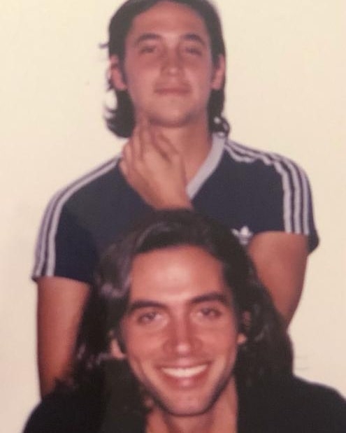 Juventud,+divino+tesoro,+te+fuiste+para+no+volver!+Cuando+quiero+llorar,+no+lloro,+y+a+veces+lloro+sin+querer...+El+adolescente+es+Pato,+mi+hermano,+40+años.