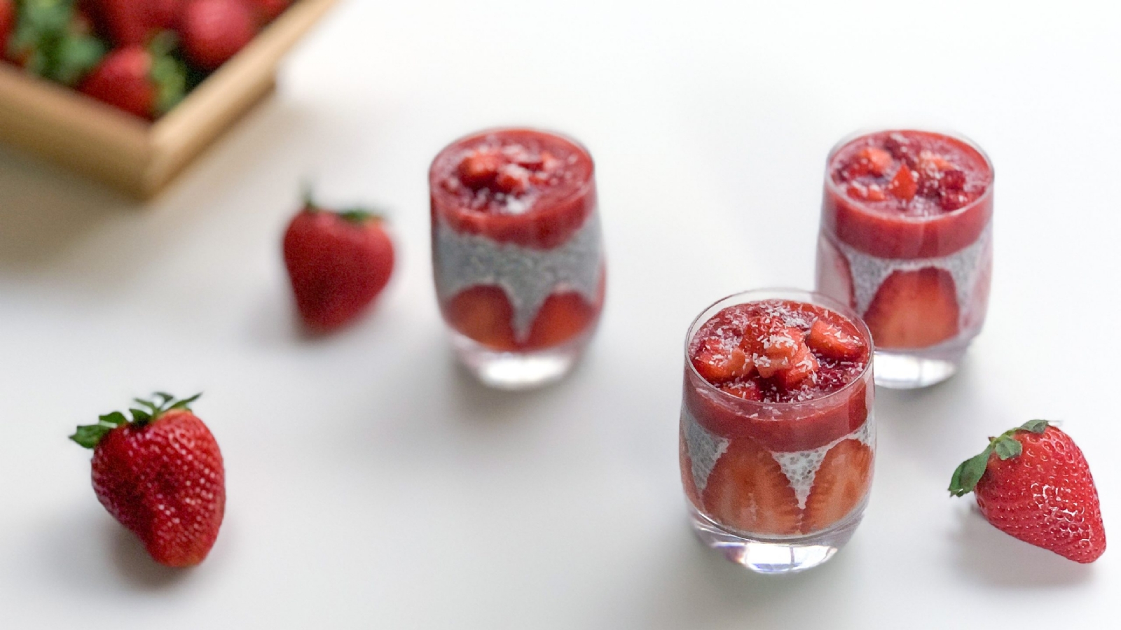 photo-16x9-recette-pudding-chia-fraises-coco-yuka-scaled