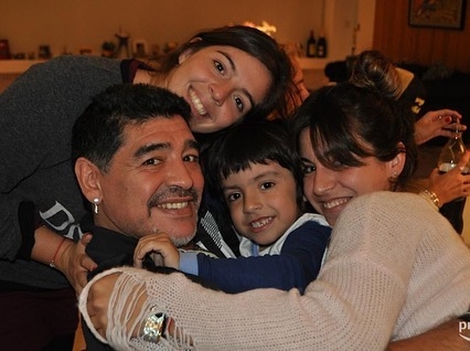 Estas son algunas de las personas por las que hoy soy como soy. Mi mamá, mi papá, mi hermana, mi ahijado, mi abuela, mis hijas. Personalmente no creo que existan familias perfectas, mi familia está hecha a mi medi