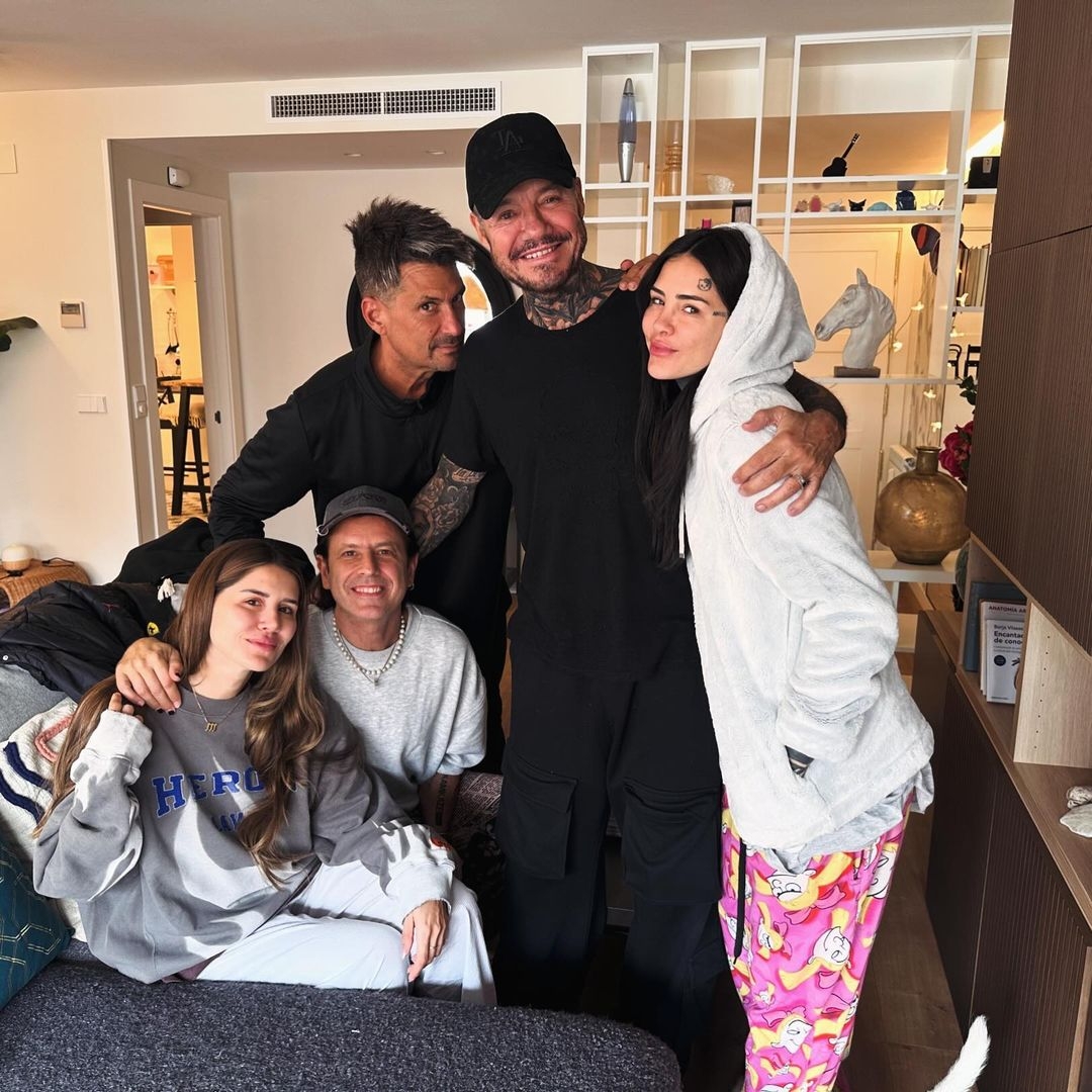 En la casa de @cotioficial y @candelariatinelli en Madrid, junto a @micatinelli y @lucianotirri . Maravilloso arranque de cumple con mi familia, todos juntos en España. Los amoooo (1)